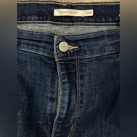 Levi’s Women’s Classic Bootcut Darkwash Jeans 20W 30 in inseam - Picture 3 of 4